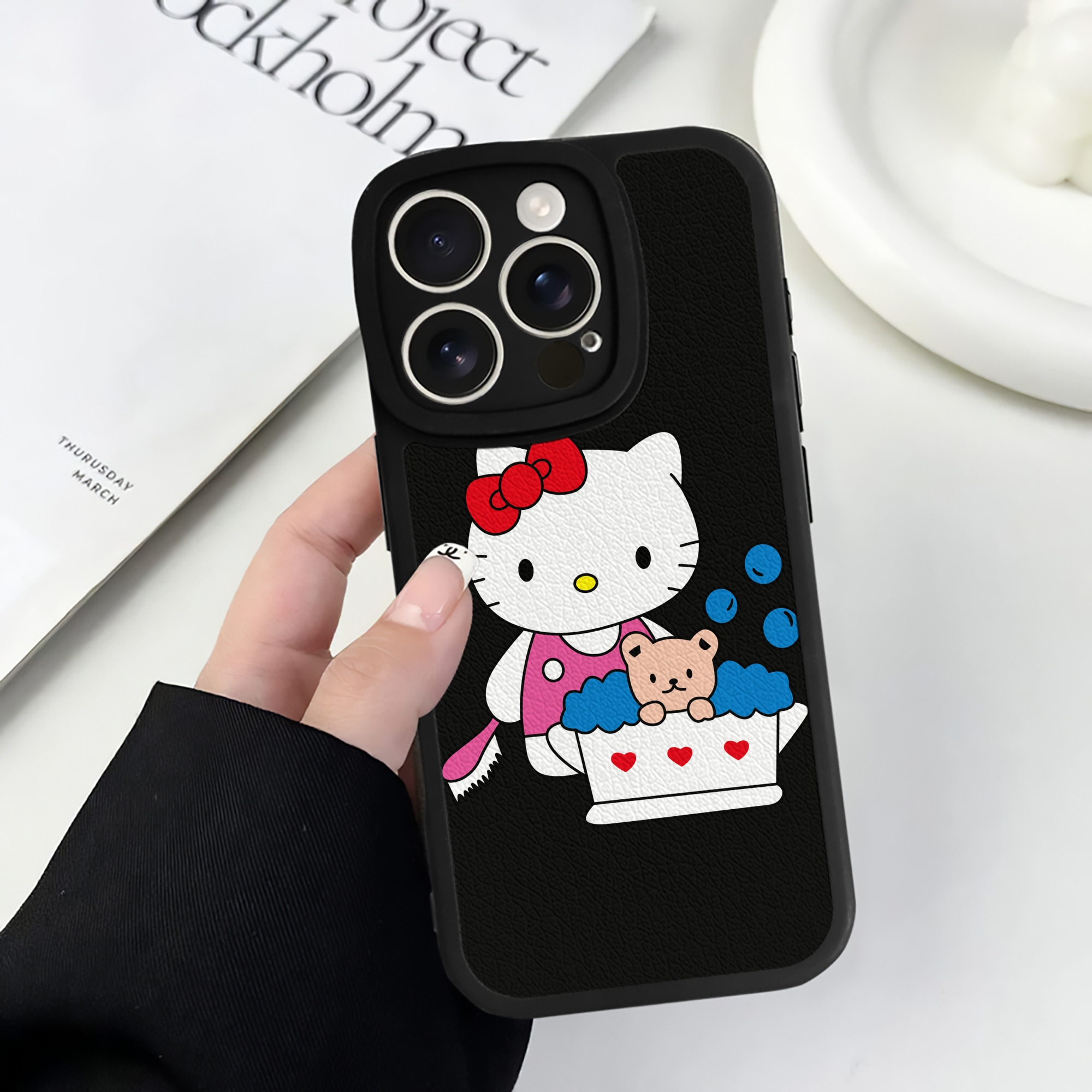 （画像用） Hello Kitty ハローキティ 【iPhone 16シリーズ対応】シリコンスマホケース（レザー調） 材質：シリコン